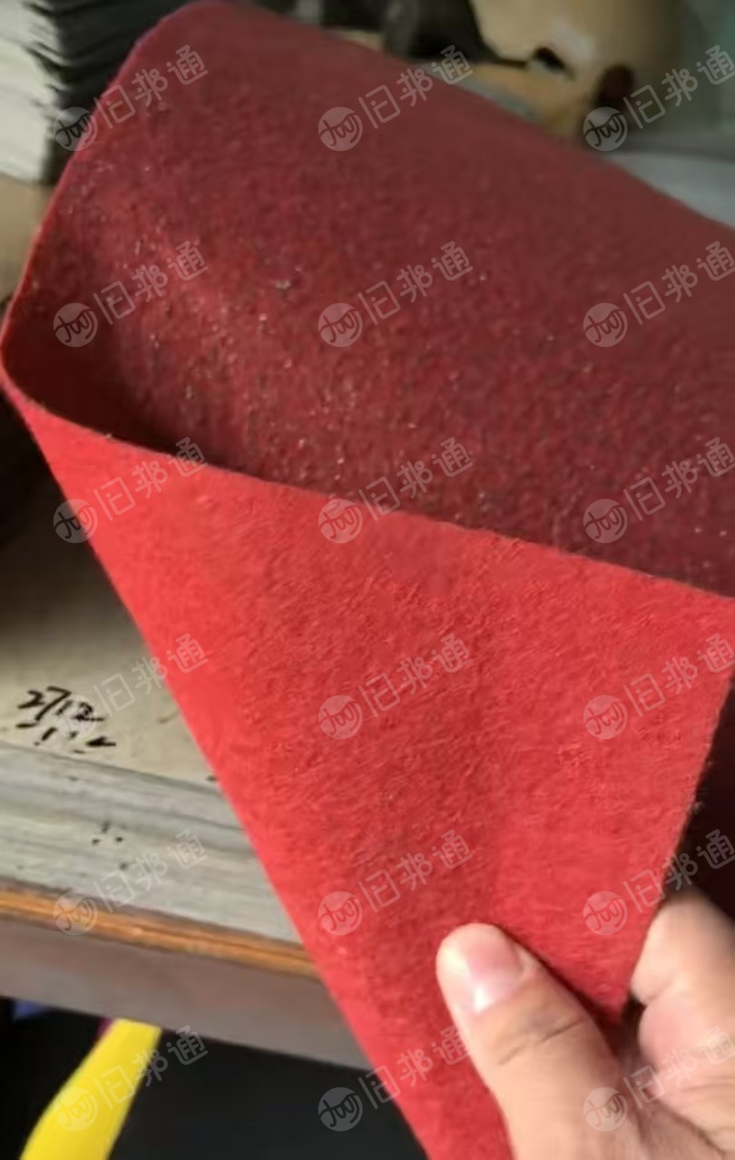长期出售展会地毯，旧地毯，现在这批是黑底阻燃，220克，红的的，货在湖南长沙