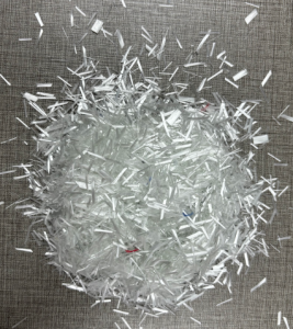 长期出售玻纤短切丝，玻纤废丝，无碱带点红蓝线，6mm现货22吨，10mm现货34吨，厂在山东泰安