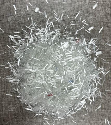 长期出售玻纤短切丝，玻纤废丝，无碱带点红蓝线，6mm现货22吨，10mm现货34吨，厂在山东泰安