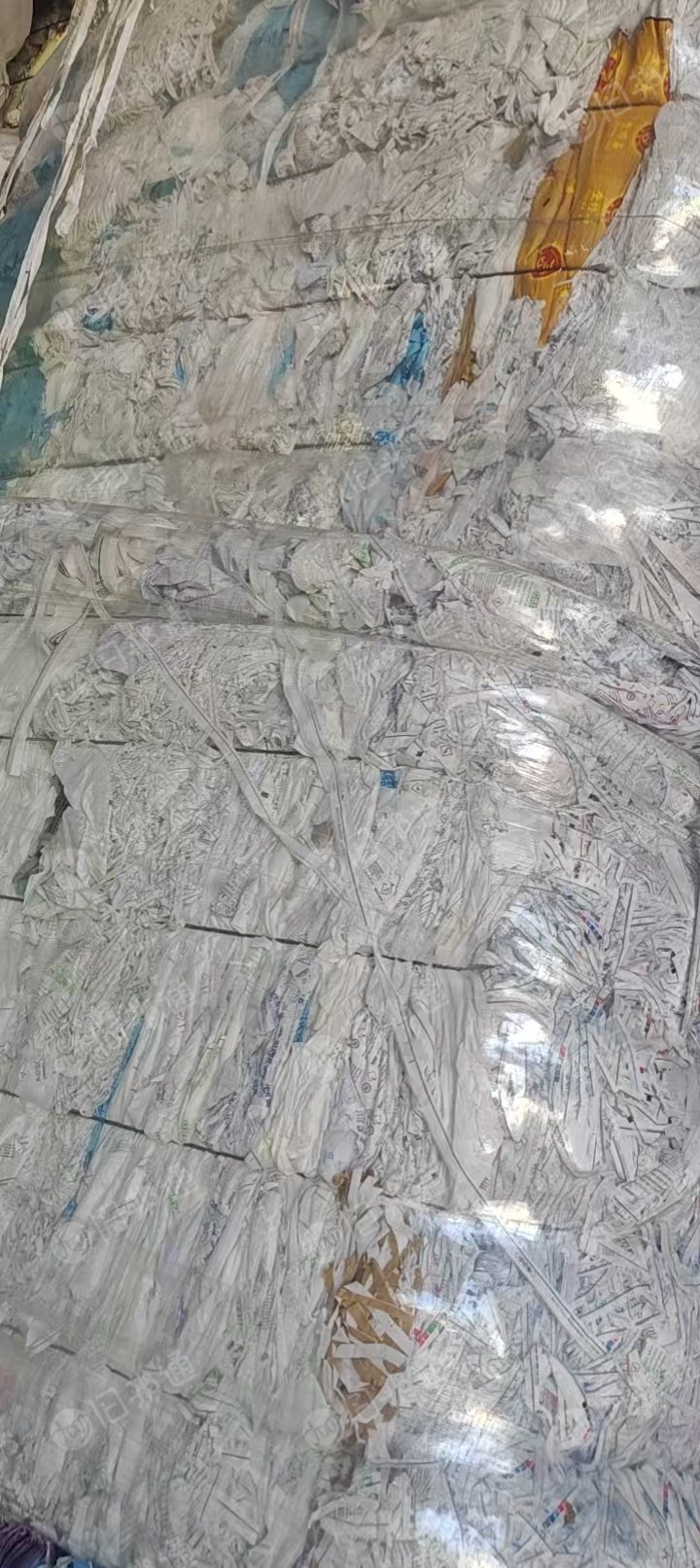 长期出售无纺布贴合工厂下来的边角料，pp复合pe无纺布，无纺布边角料，现货八十吨，货在广东佛山