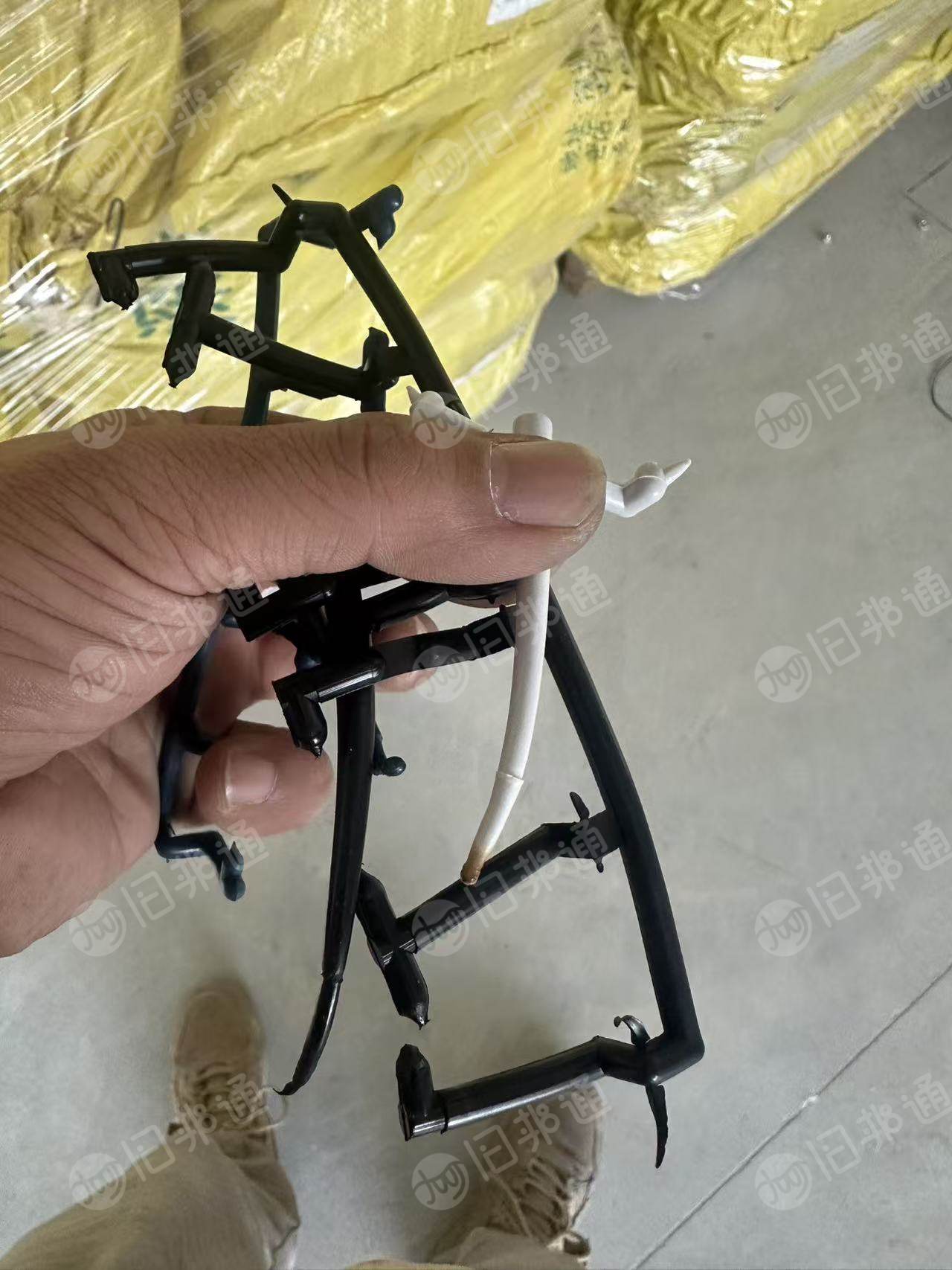 出售软质PVC水口料，黑白在一起，也有一些pe料，统货一起出，现货20吨