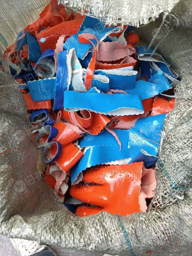 长期出售PVC劳保手套边角料,pvc革边角料,内衬是纯棉布,月供50吨