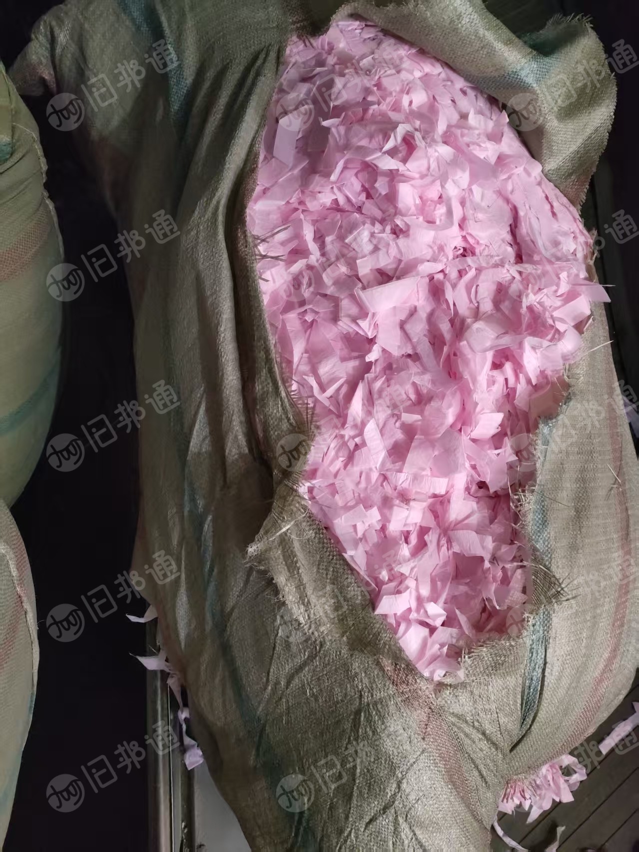 出售pp复合pe卫生巾无纺布下脚料，边角料，现货20吨左右，货在天津西青