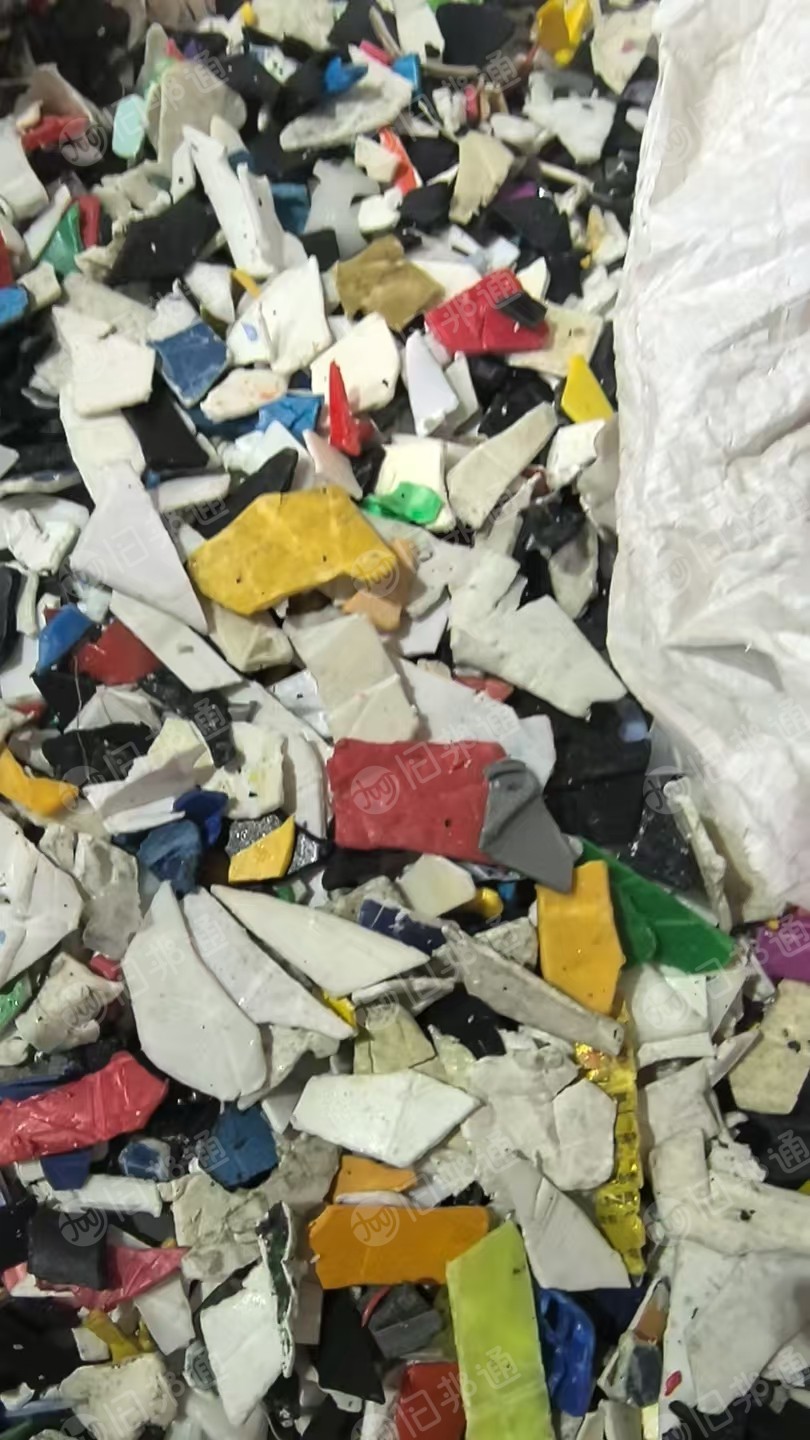 长期出售pp涂料桶破碎料，花桶粉碎料，现货10多吨