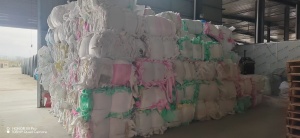 厂家长期出售做空气过滤器下来的丙纶无纺布边角料，涤纶无纺布边料，熔喷布等，杂色，现货有8吨左右