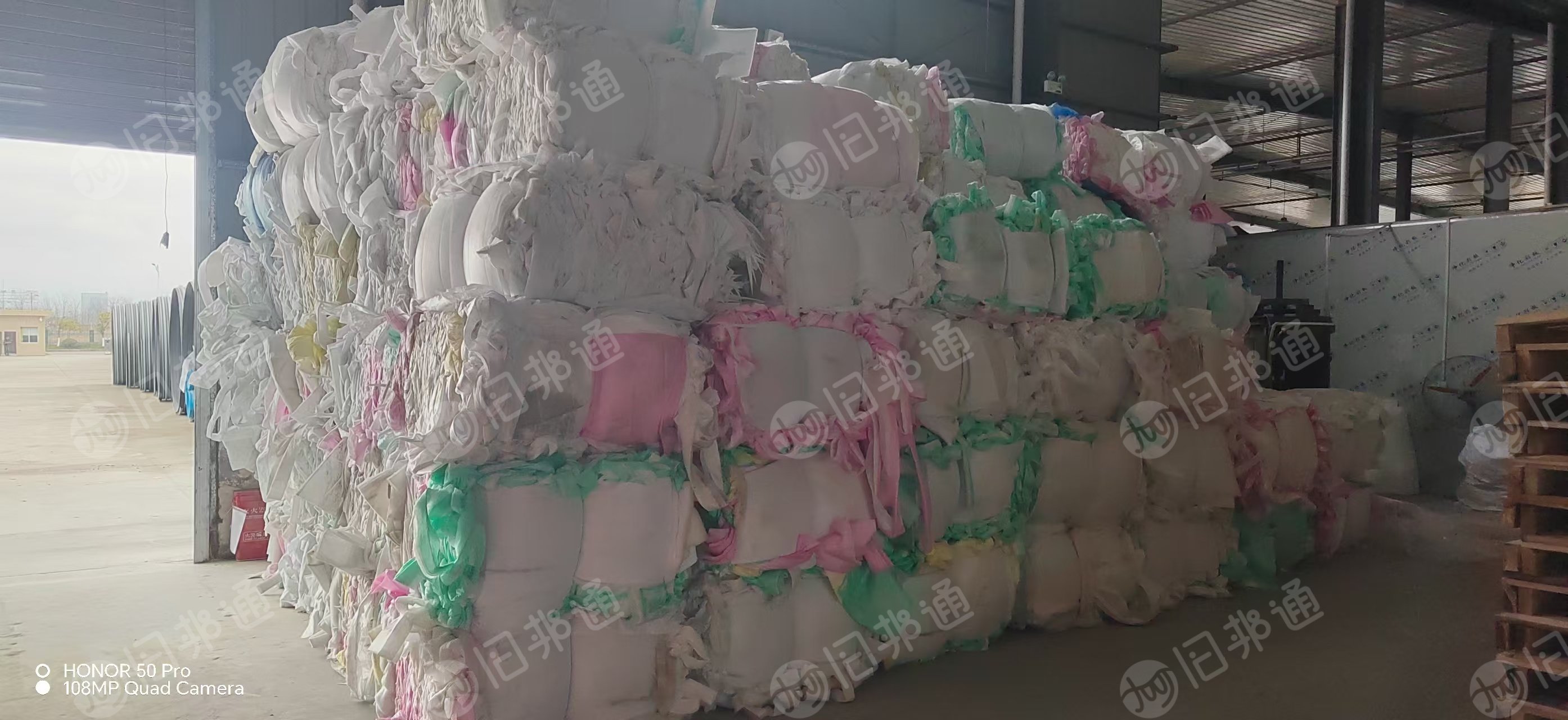 厂家长期出售做空气过滤器下来的丙纶无纺布边角料，涤纶无纺布边料，熔喷布等，杂色，现货有8吨左右