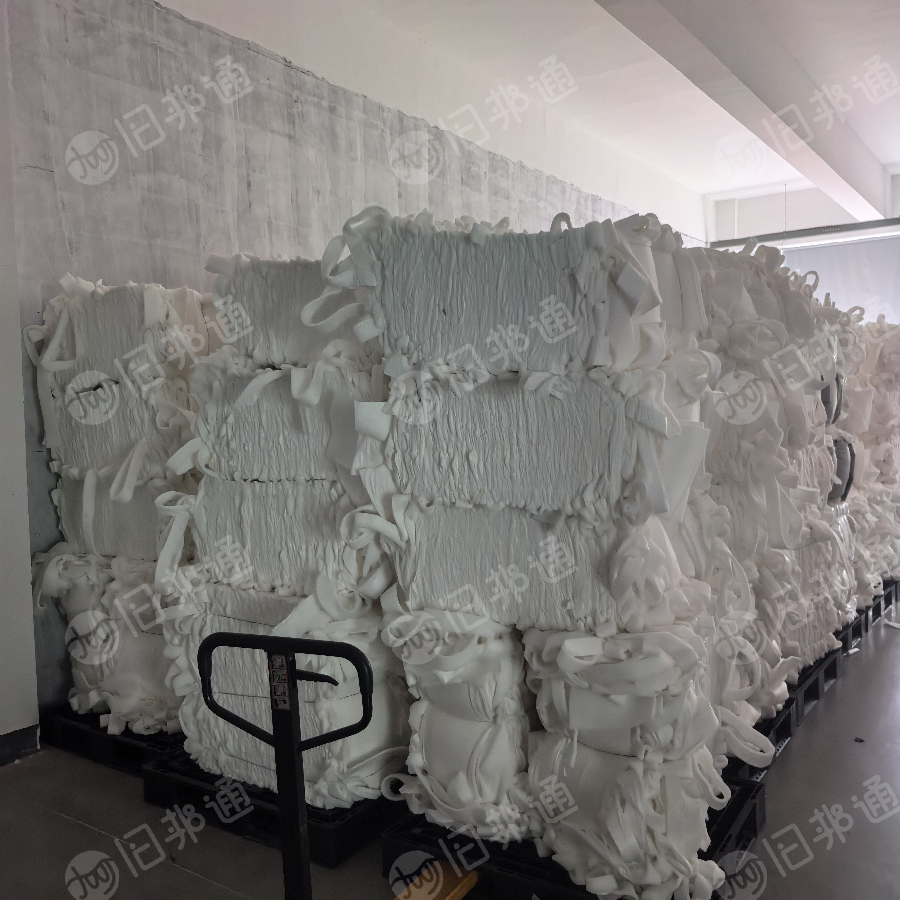 长期出售白色丝棉边角料，带一层白色无纺布，现货有10吨，货在河北保定