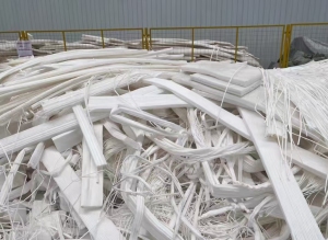 出售生产下来可降解的板材废料，生物质材料