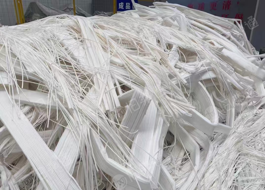 出售生产下来可降解的板材废料，生物质材料