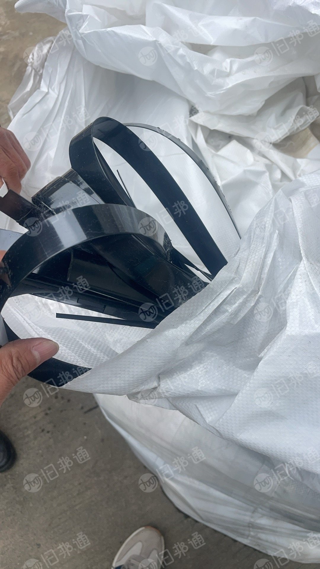 出售鞋材边角料，无纺布边角料，油纸，吨袋带，黑边料等，现货有百来吨，货在福建泉州