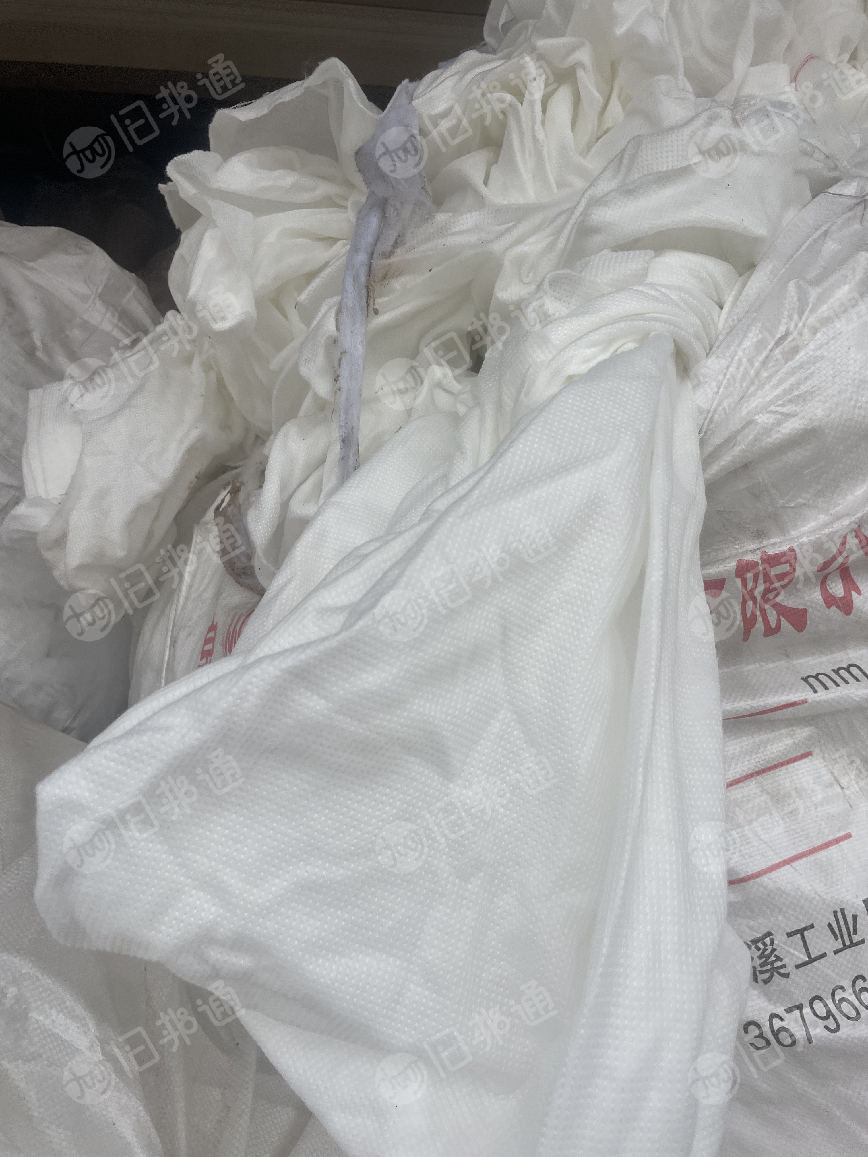 出售鞋材边角料，无纺布边角料，油纸，吨袋带，黑边料等，现货有百来吨，货在福建泉州