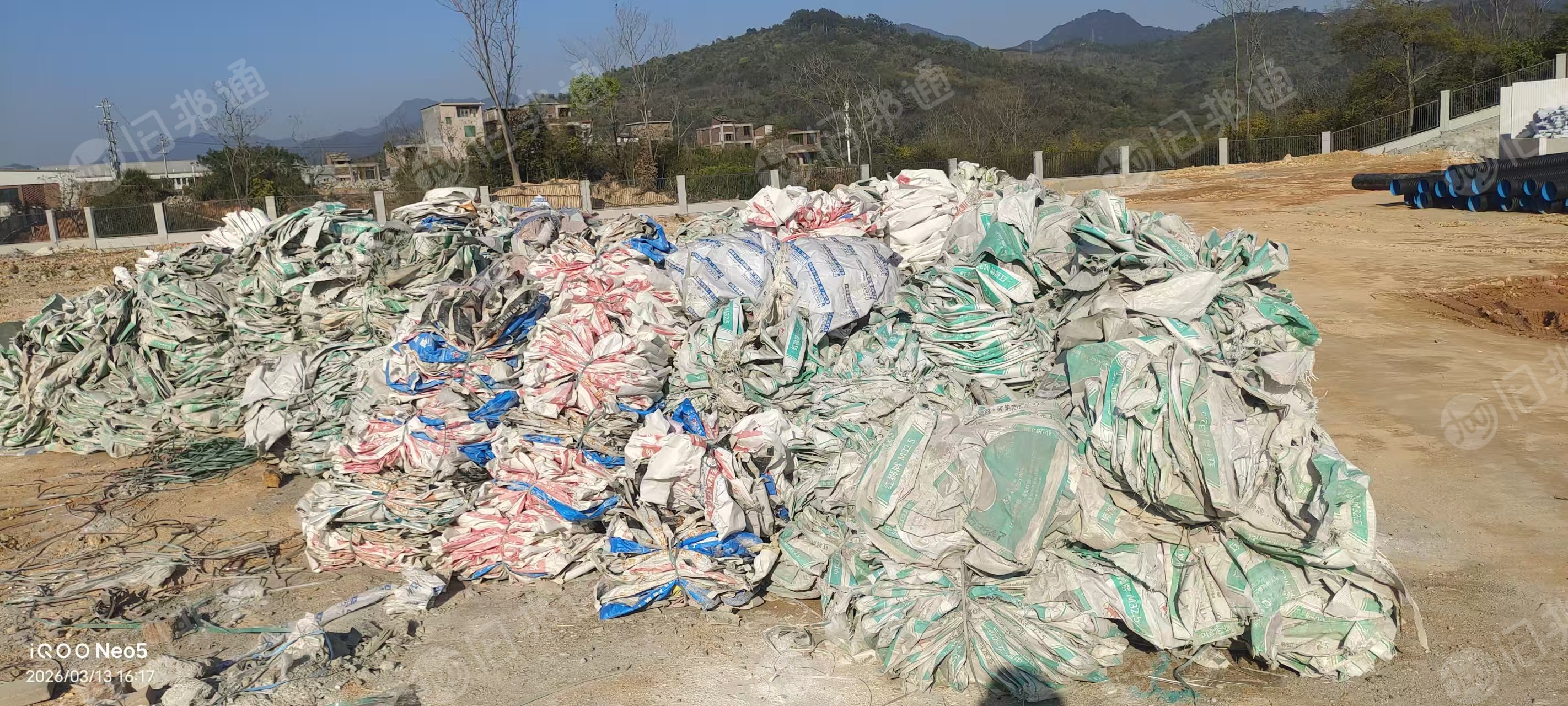 出售工地下来的水泥袋,打捆好的