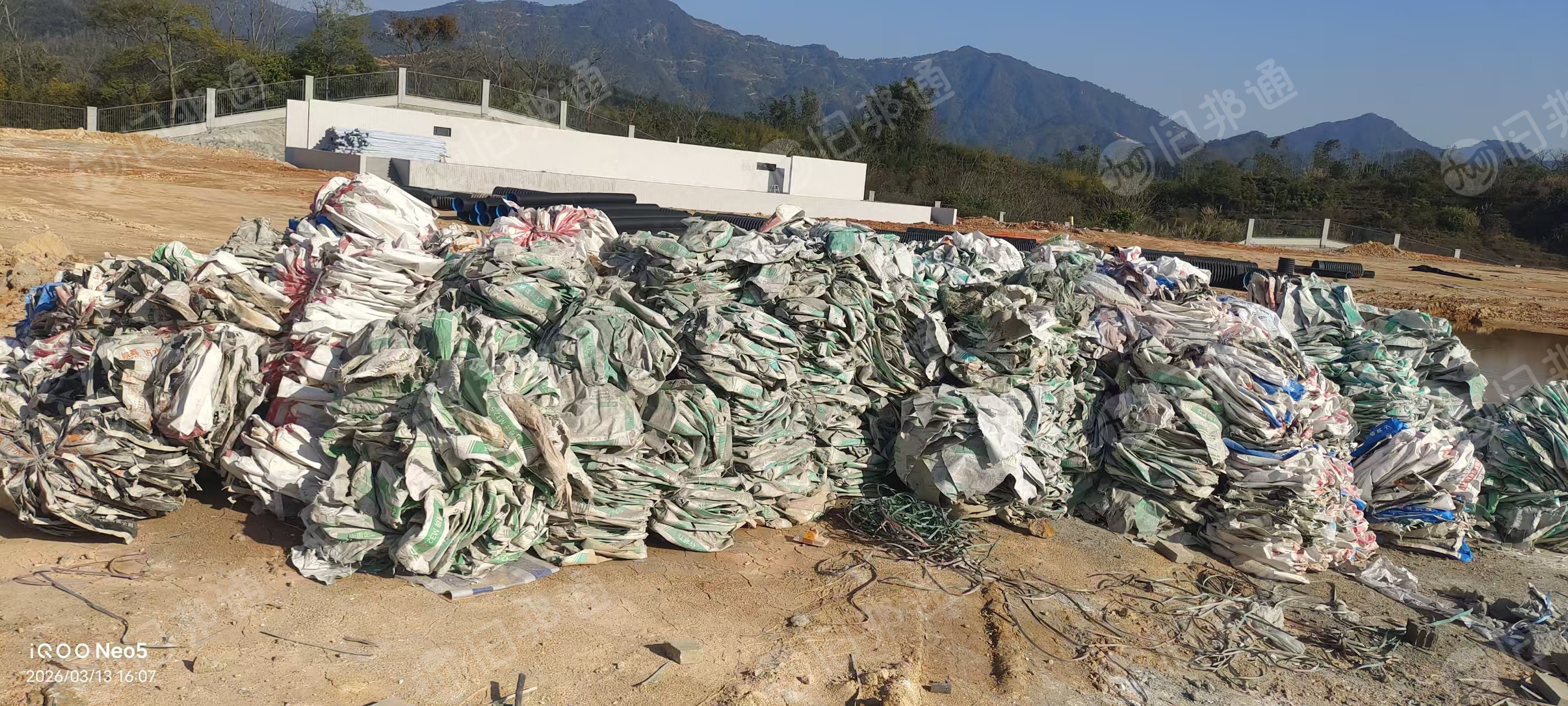 出售工地下来的水泥袋,打捆好的