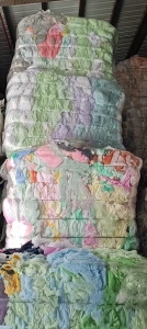 长期出售杂色纯pp无纺布，pp无纺布边角料，现货9.6米两车，货在广东佛山