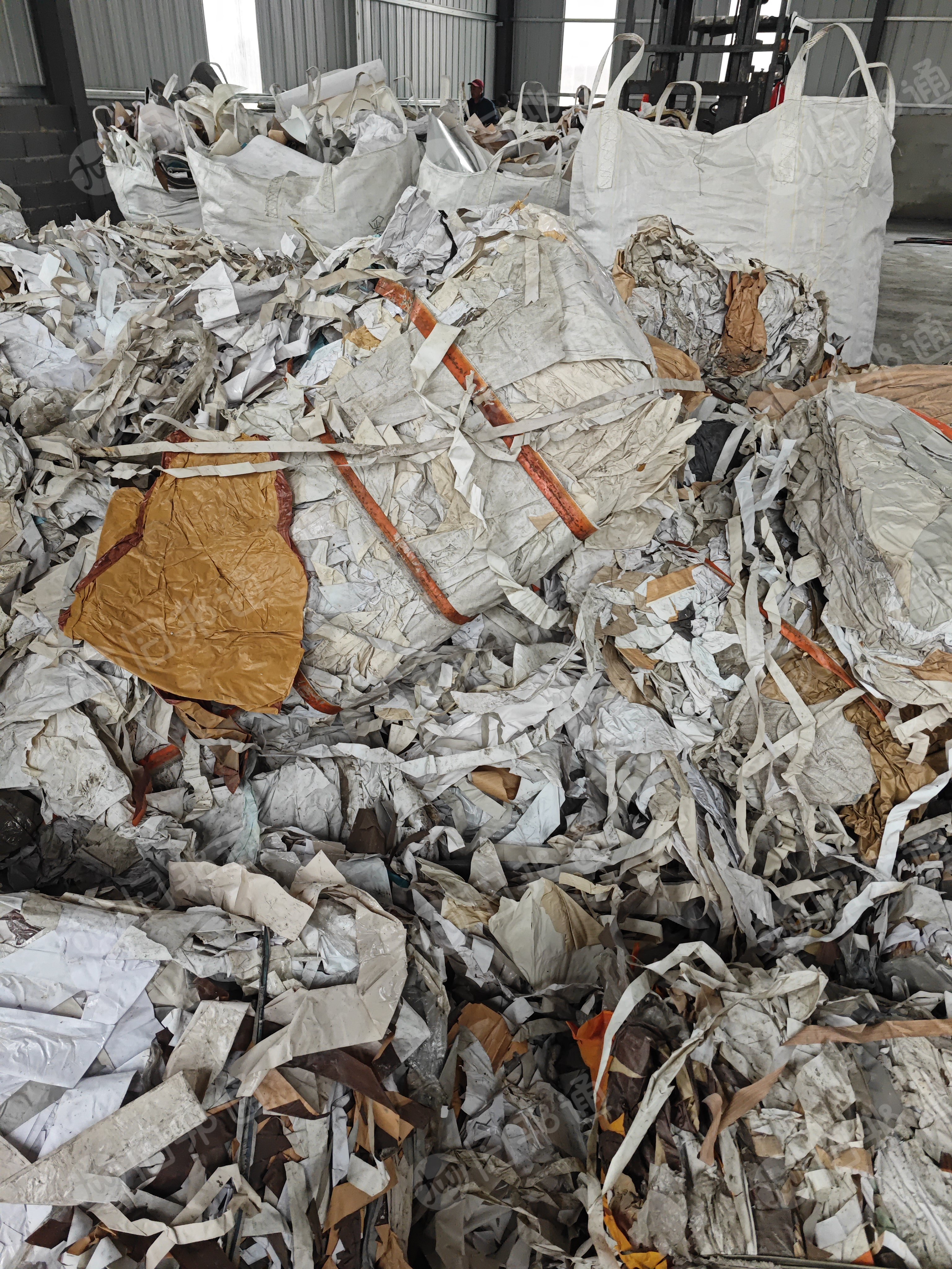 求购PVC墙纸，颜色不限，自己破碎磨粉用，长期大量求购