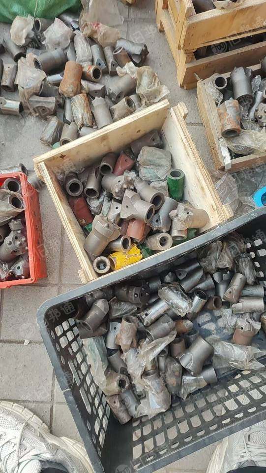 长期高价回收废旧矿山刀头，球齿截齿，废旧钨钢铣刀数控刀片