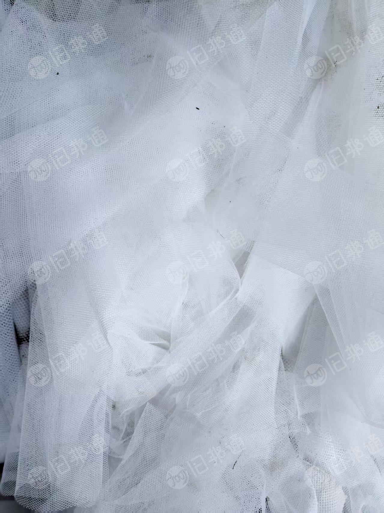 长期出售涤纶蚊帐布，都是白色的，可以造粒用，现货40吨，货在安徽合肥