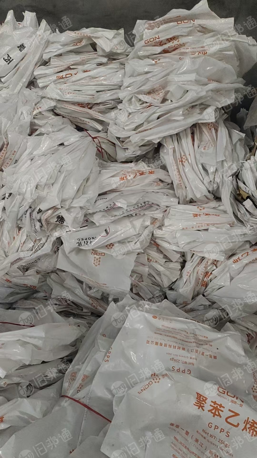 出售家电厂下来的，干造高压膜，花高低压混打料，乳白袋子，月供80吨