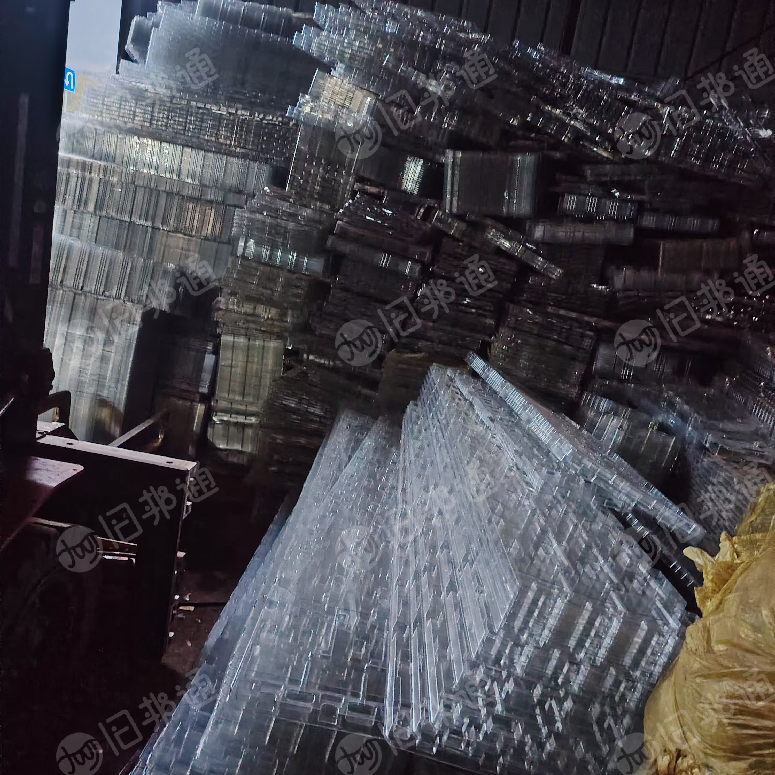 出售pet吸塑片破碎料，A级、B级都有，月供70吨