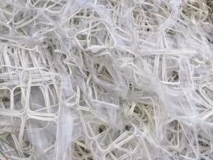 长期出售带膜餐盒边料，带PE膜和PET膜的混一起