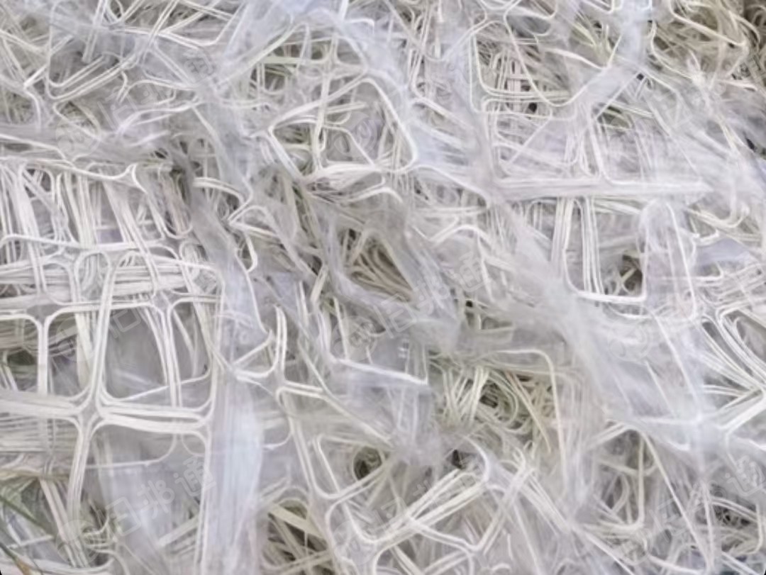 长期出售带膜餐盒边料，带PE膜和PET膜的混一起