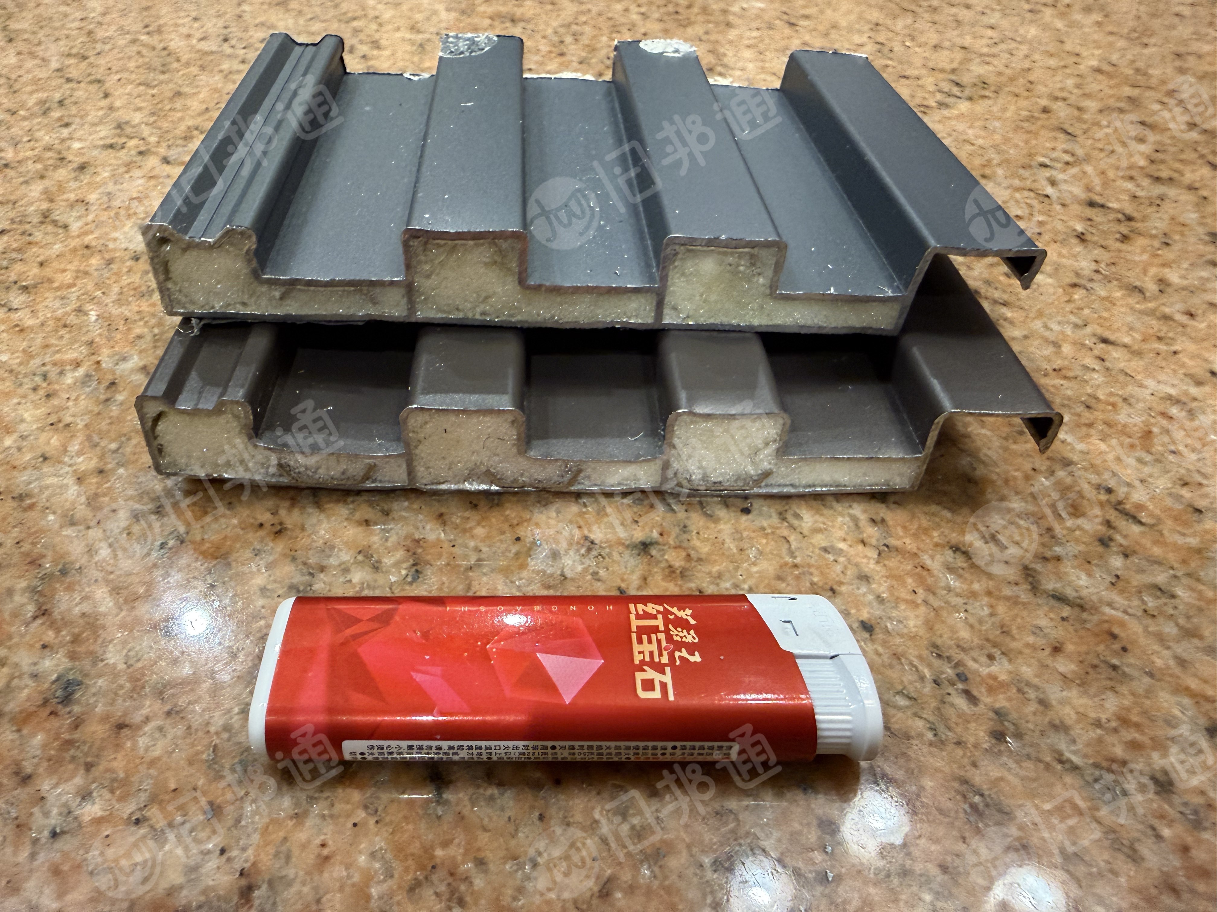 全国大量专业回收长城隔热铝瓦边角废料（带发泡胶）