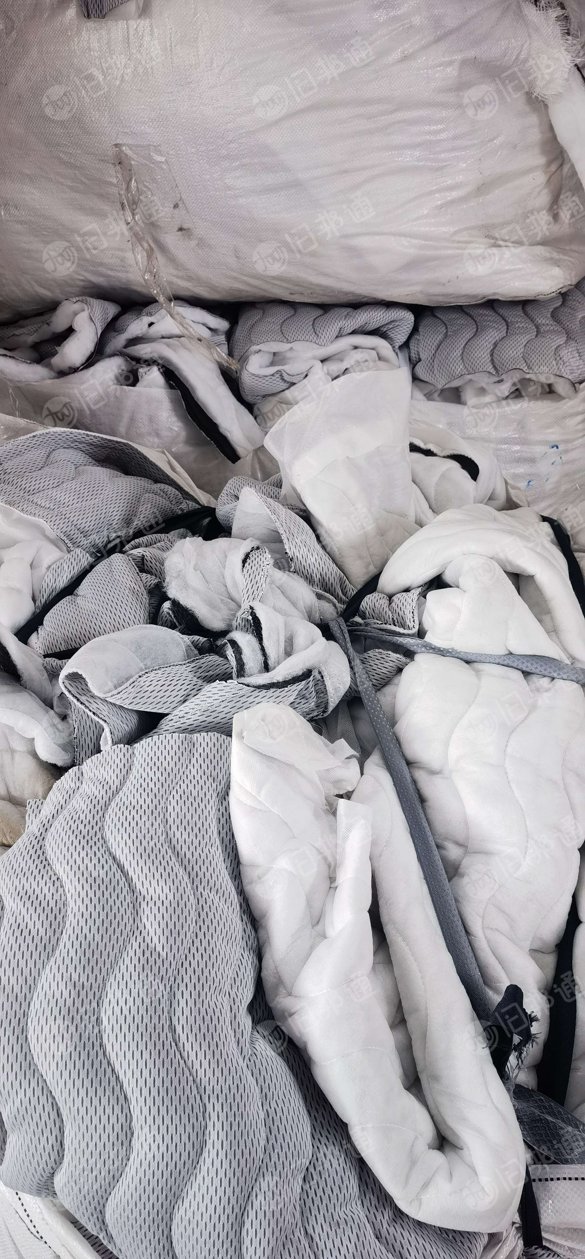 长期出售空心丝绗棉,床垫厂下来的,有白色,也有杂色,杂色购13米一车,货在广东惠州