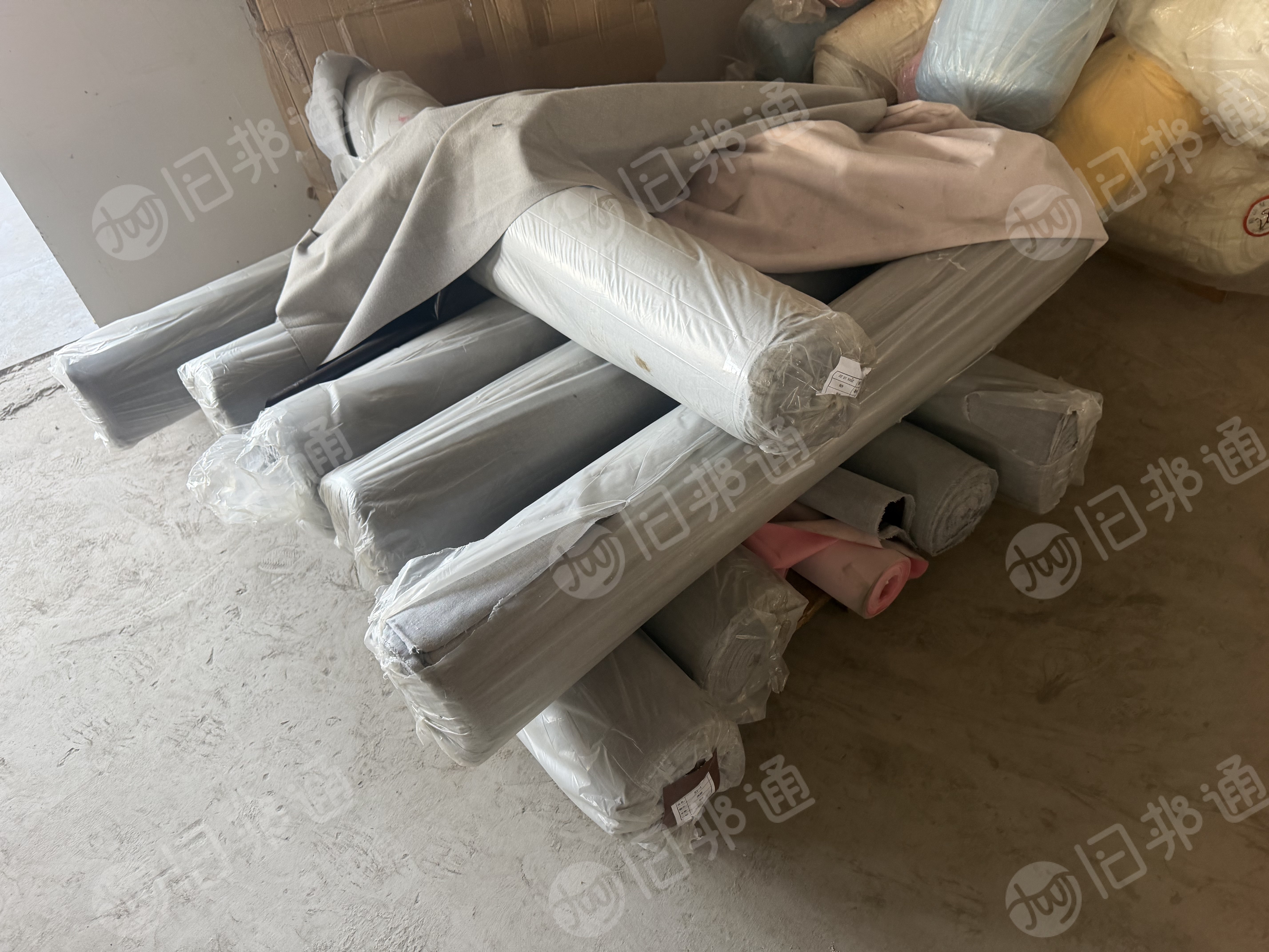 长期出售家具厂下来的库存面料，库存布，所有涤纶，皮革等材质统货出，月供20吨左右，货在浙江湖州。