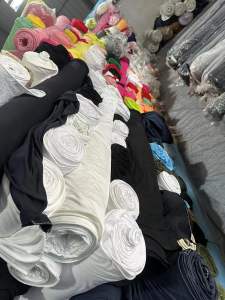 长期出售品牌原单各种材质服装面料，精梳棉单面汗布，纯棉单面汗布，短袖T恤面料，花布等。货在广东中山