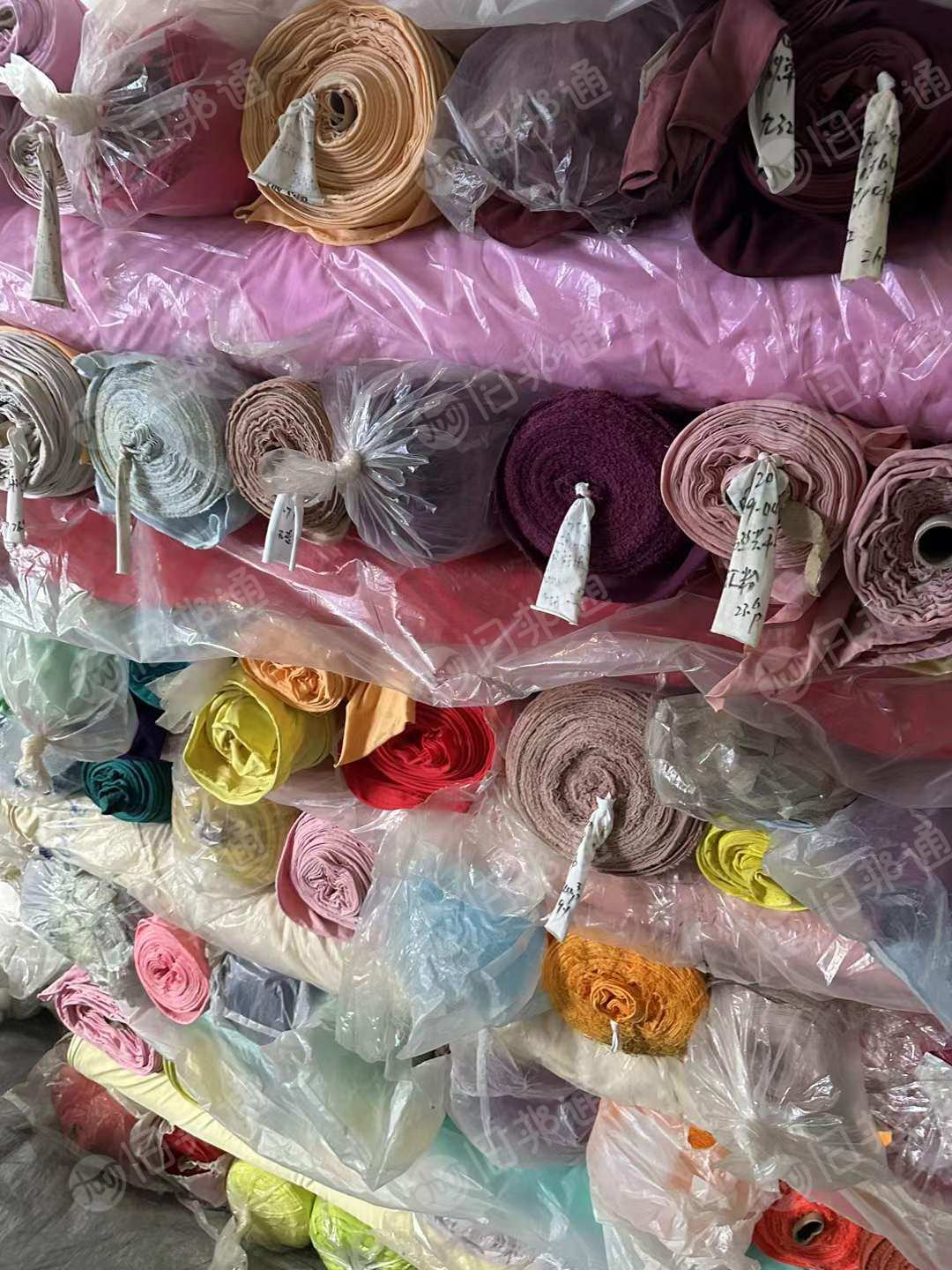 长期出售品牌原单各种材质服装面料，精梳棉单面汗布，纯棉单面汗布，短袖T恤面料，花布等。货在广东中山