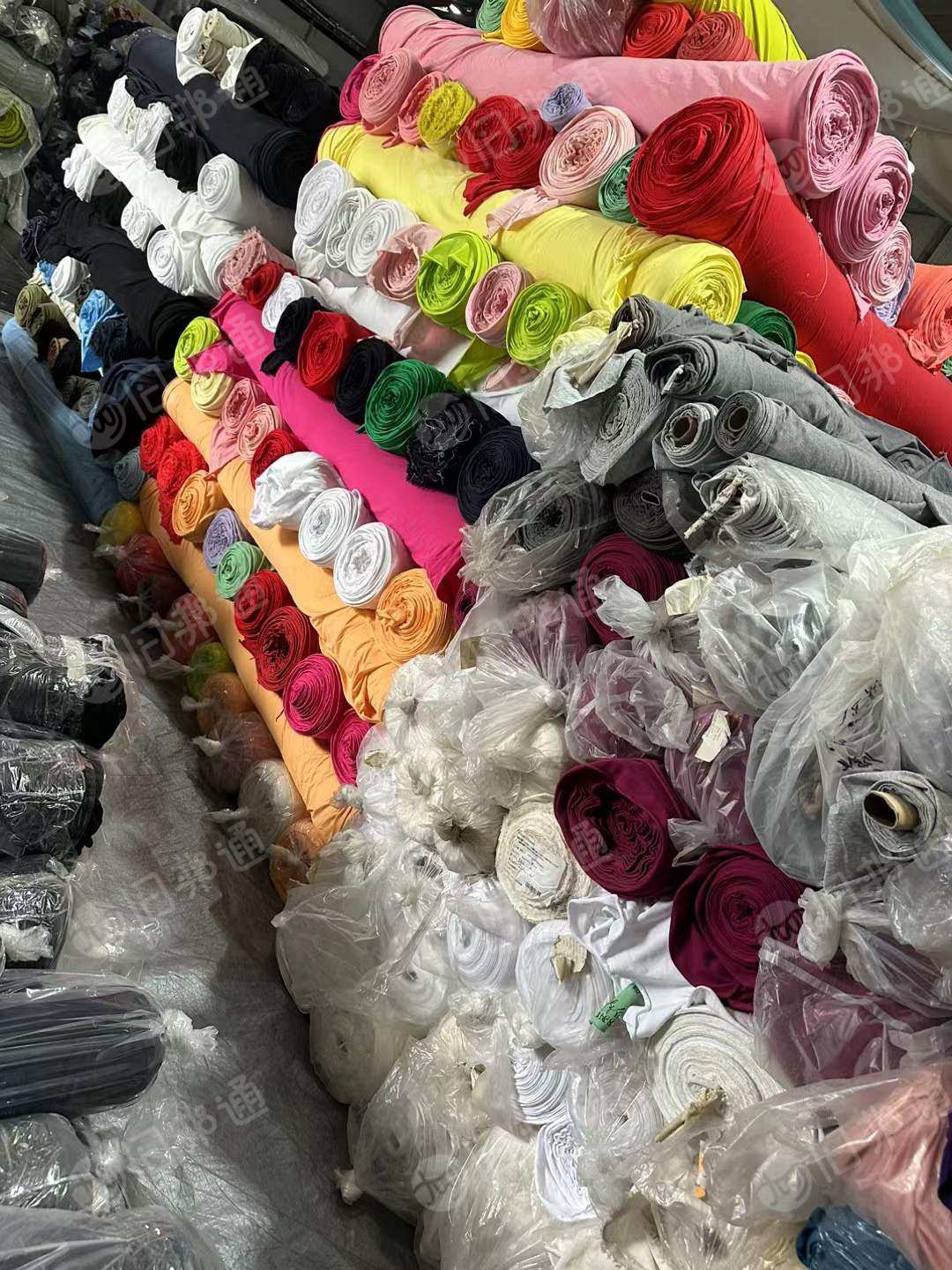 长期出售品牌原单各种材质服装面料,精梳棉单面汗布,纯棉单面汗布,短袖T恤面料,花布等。货在广东中山