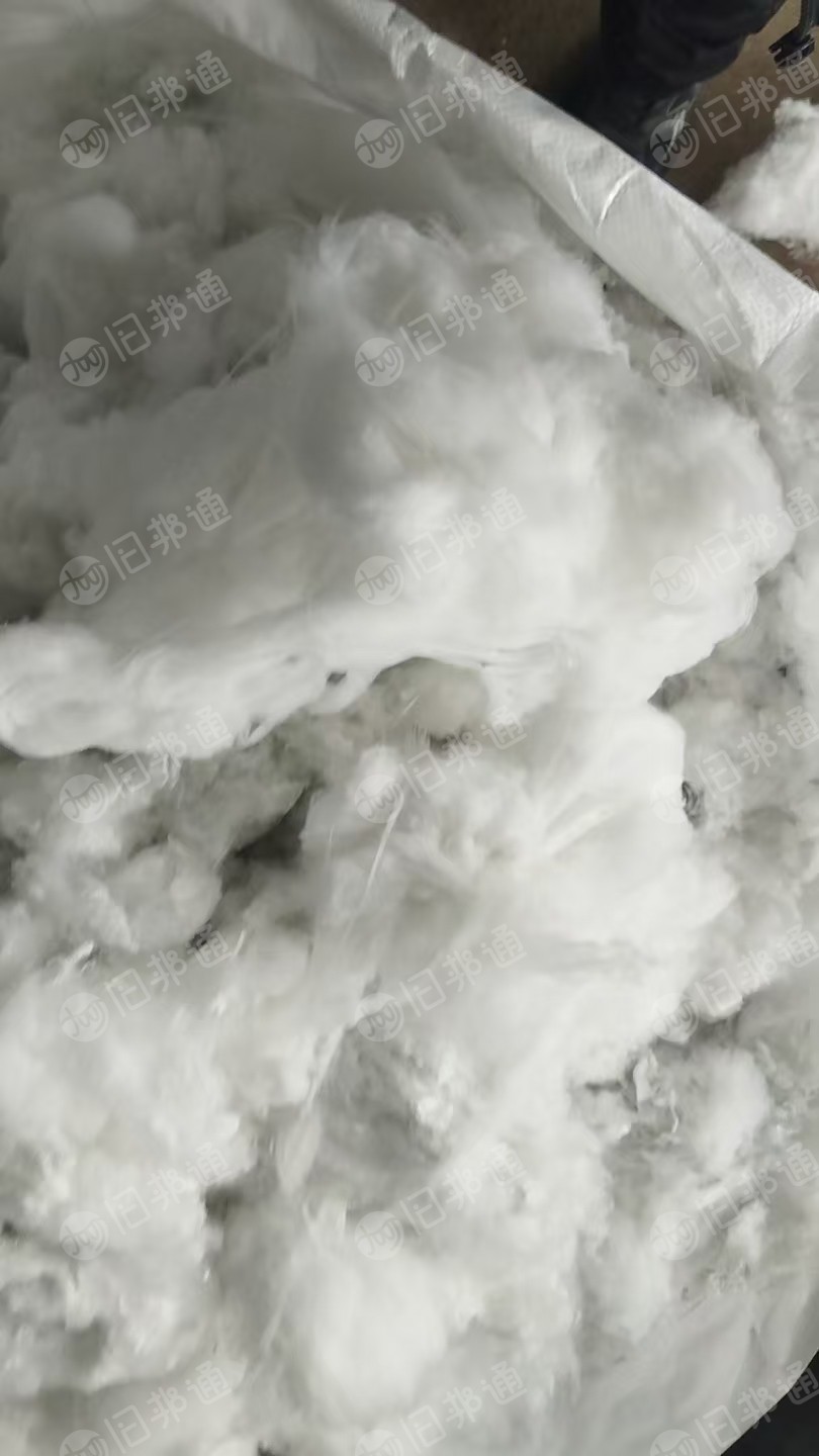 长期出售纯棉无纺布边角，涤纶无纺布边角料带点胶，纯棉落棉，总共有10吨左右，货在山东临沂