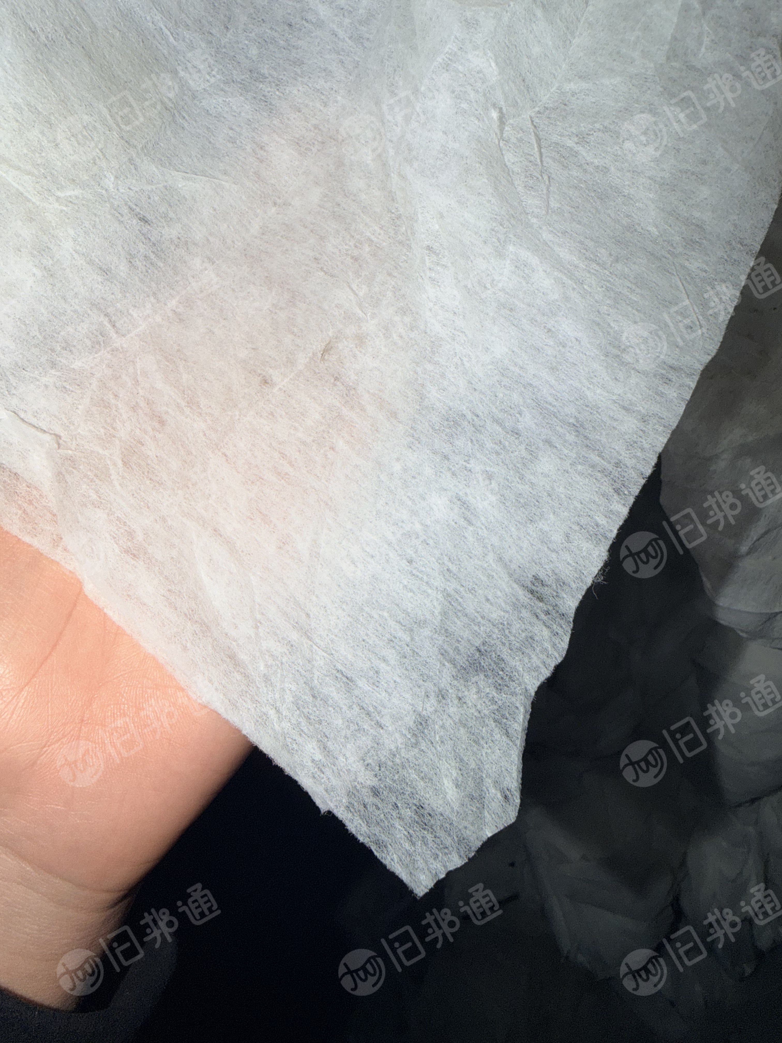 长期出售无纺布边角料，有纯涤纶的，也有涤纶木浆无纺布，纯涤纶占6成，现货六七吨