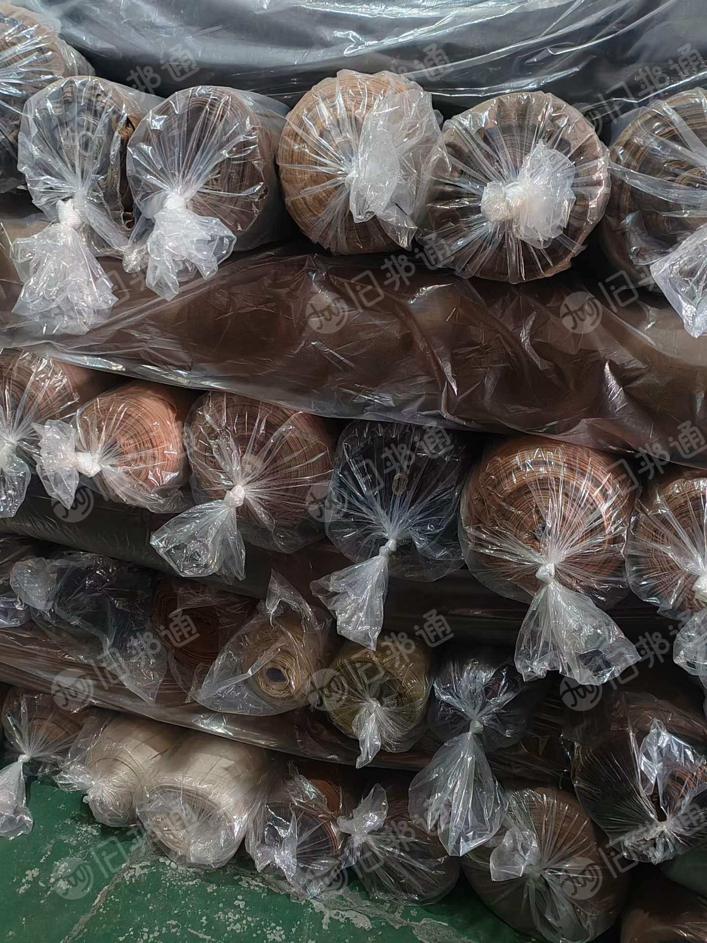 长期出售大卷麂皮绒面料库存布，门幅160，克重280-300，颜色8-10个，现货13吨。