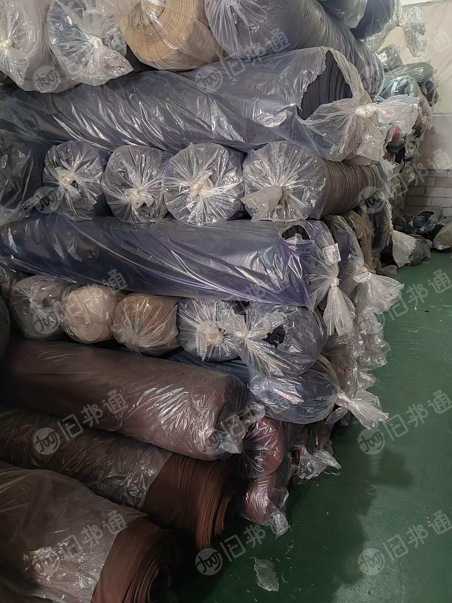 长期出售大卷麂皮绒面料库存布，门幅160，克重280-300，颜色8-10个，现货13吨。