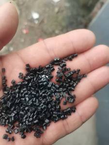 出售无纺布手提袋黑色颗粒。过60目，每个月80吨