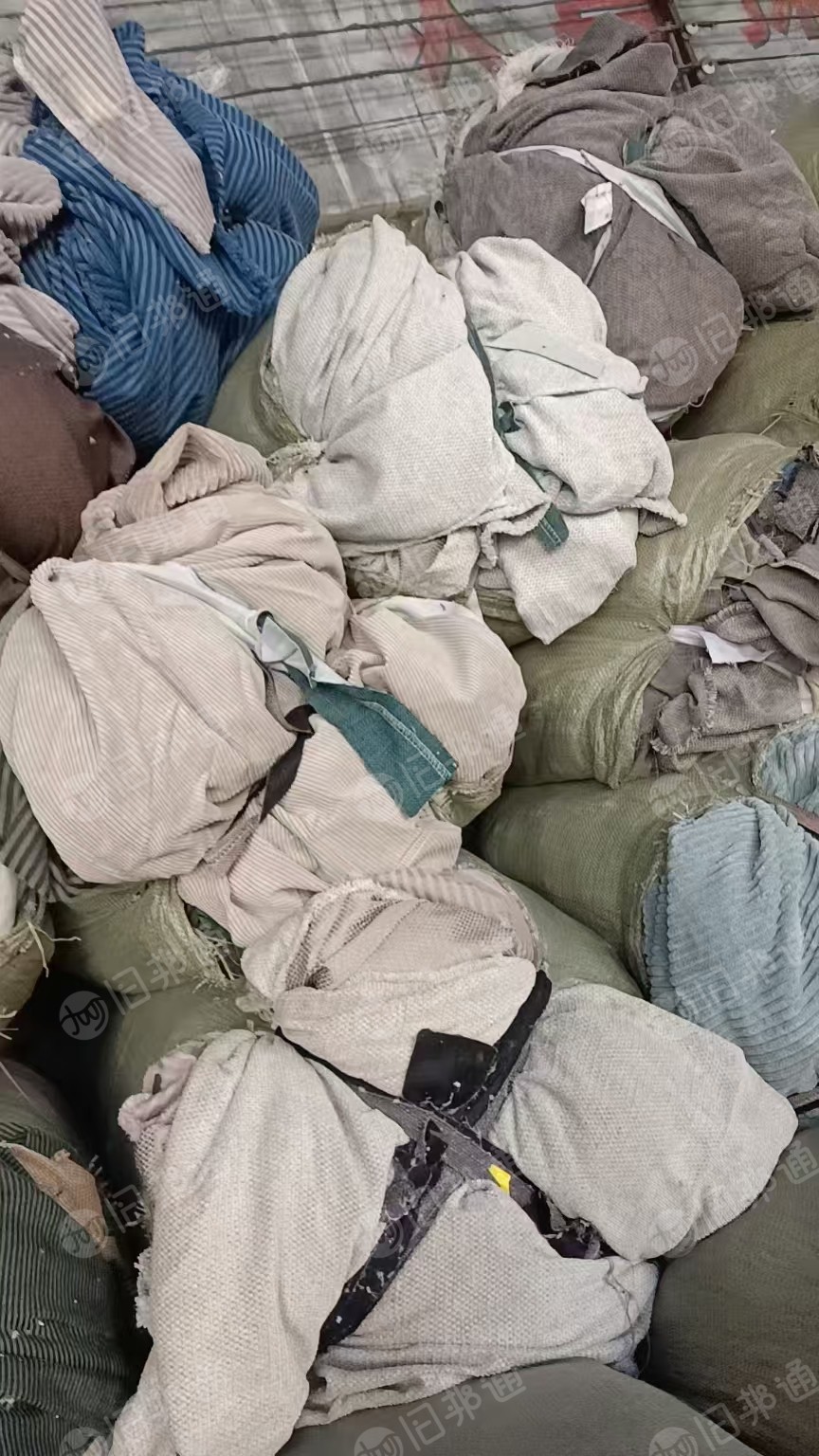 长期出售涤纶混锦料，有纯涤纶废布，也有涤纶混锦，比例各占50，统货卖，月供60吨，货在江苏常州