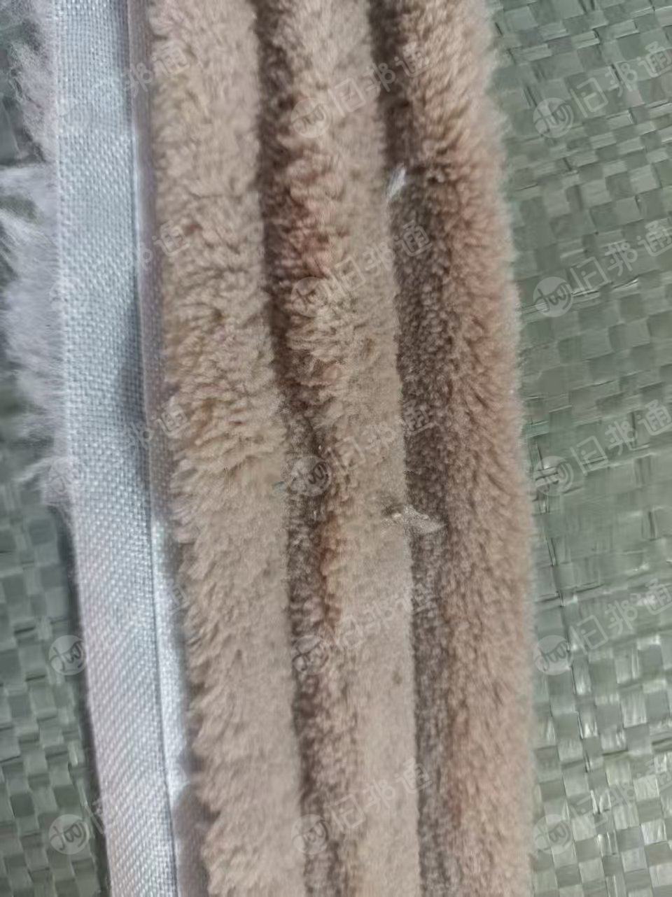 长期出售涤纶混锦料，有纯涤纶废布，也有涤纶混锦，比例各占50，统货卖，月供60吨，货在江苏常州