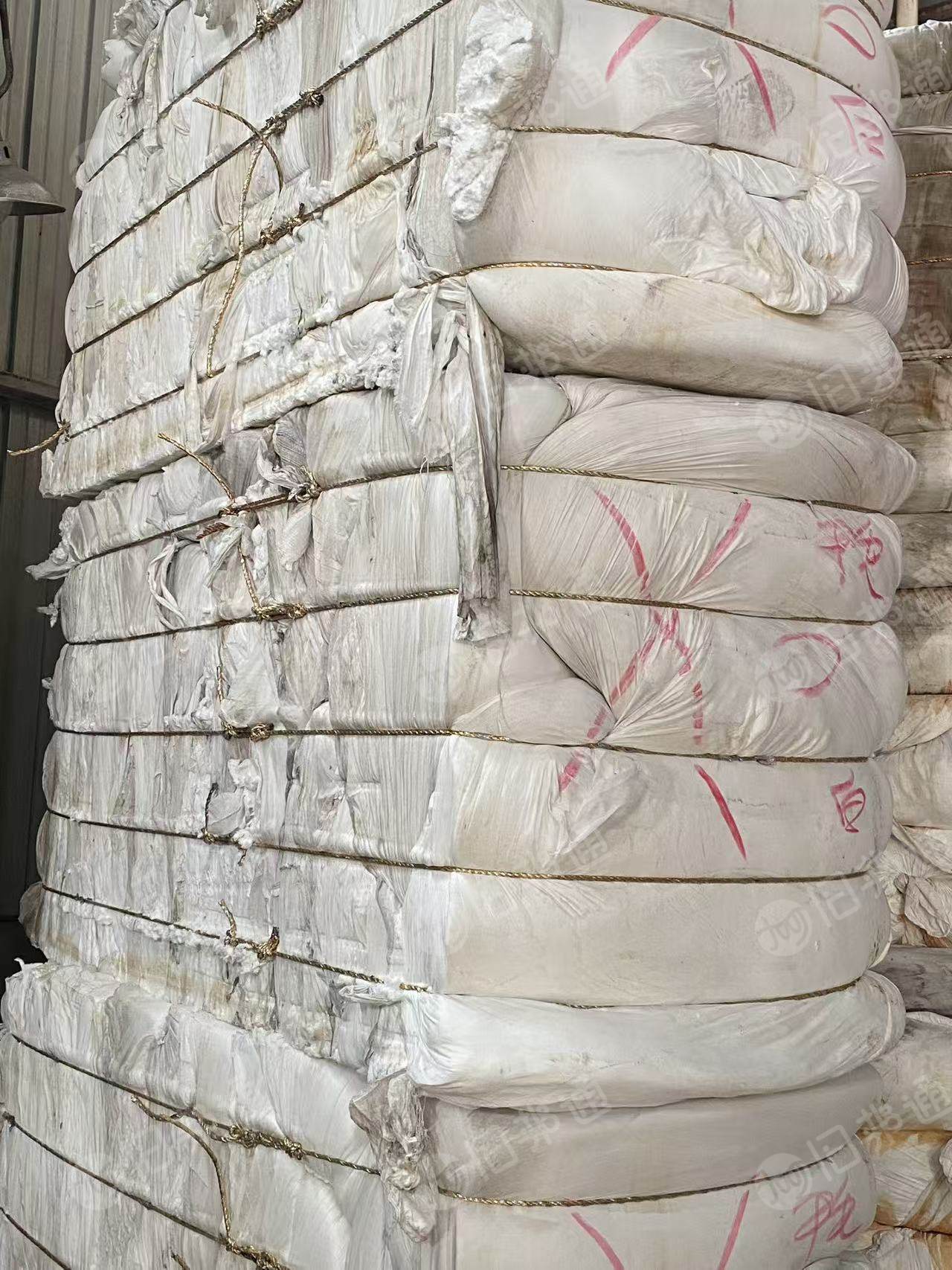 长期出售涤纶磨毛料毛毛料，剪下来的，都是白色的，可以造粒用，货在浙江湖州