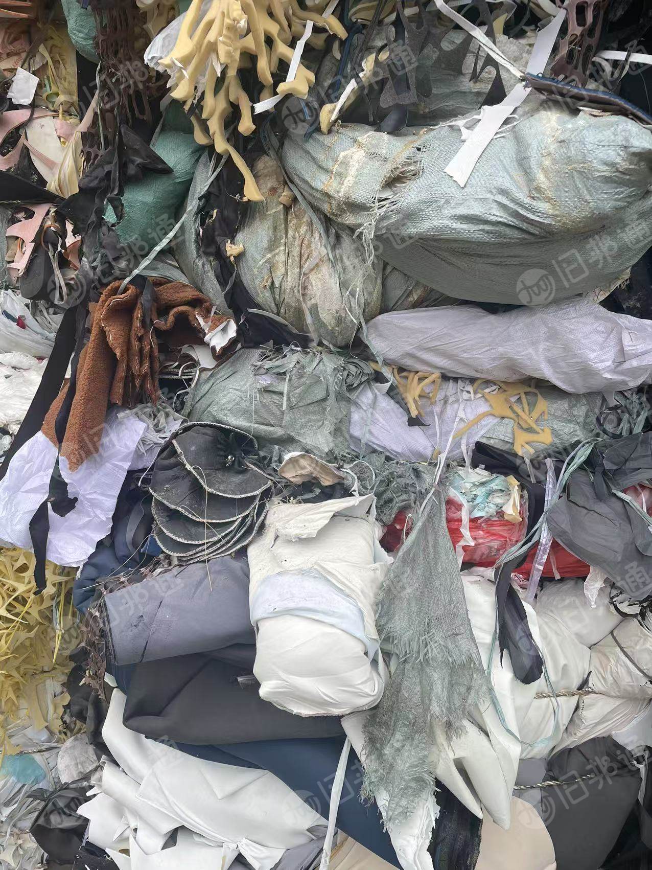 长期出售鞋材厂下来的下脚料，黑料，燃烧料，月供300多吨，货在浙江台州
