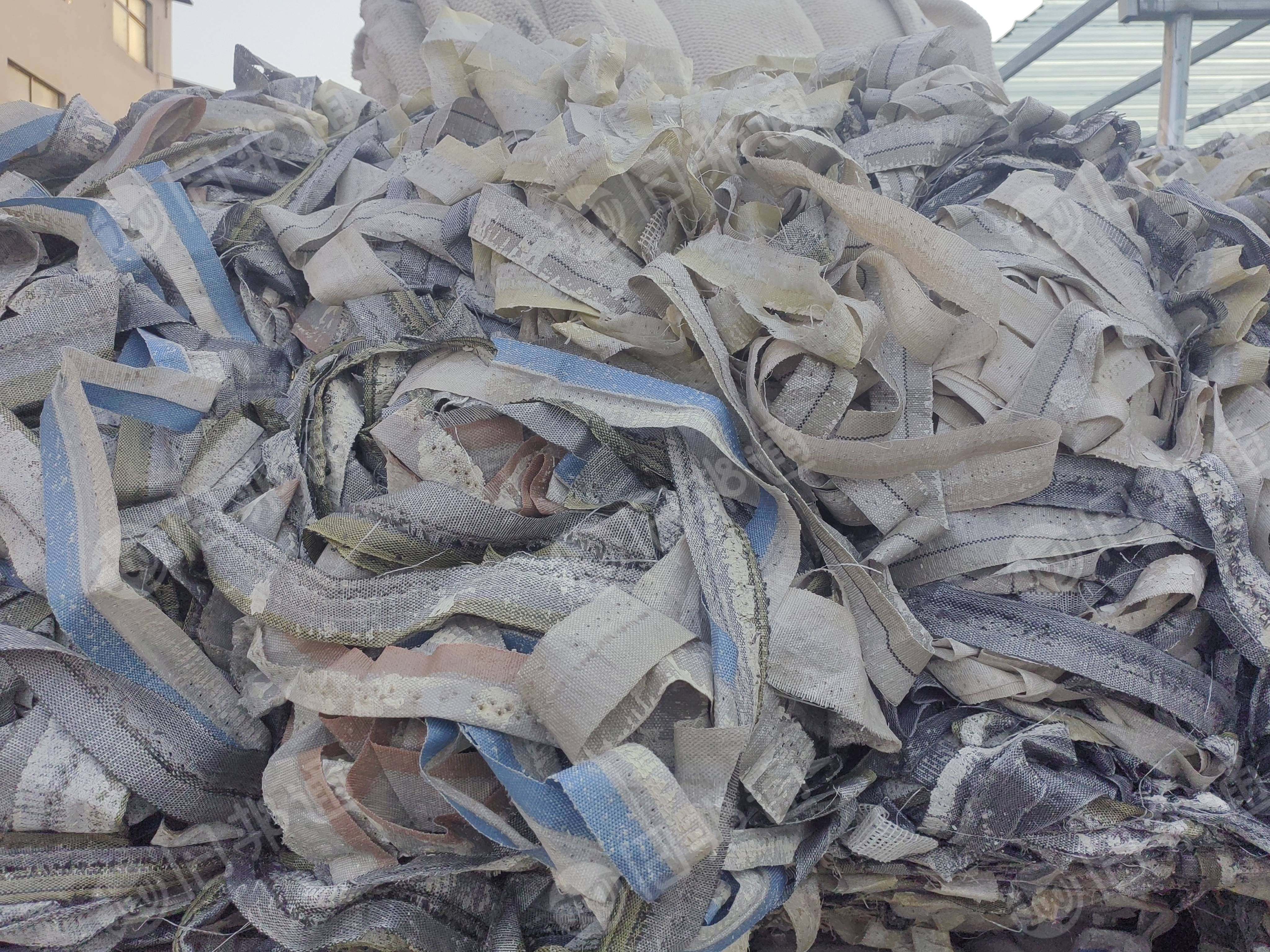 长期出售pp编制袋边角料，丙纶废布，含钙粉，月供100吨