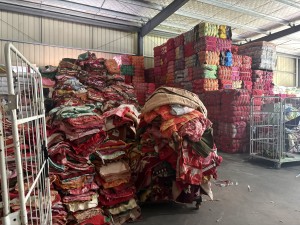 长期大量回收废旧窗帘，毛绒睡衣睡衣，废旧被单毛毯等。