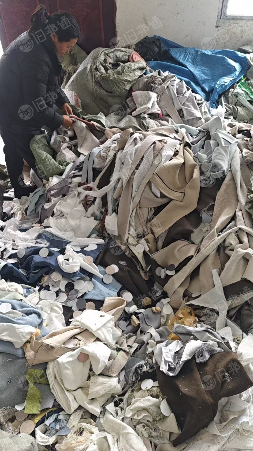 长期出售涤纶窗帘废布，下脚料，月供30吨左右，只袋装不压包，货在湖北襄阳