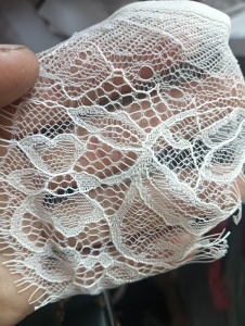 长期出售花边厂下来的涤纶黑白色花边下脚料，边角料，统货出，可造粒，月供10吨左右。