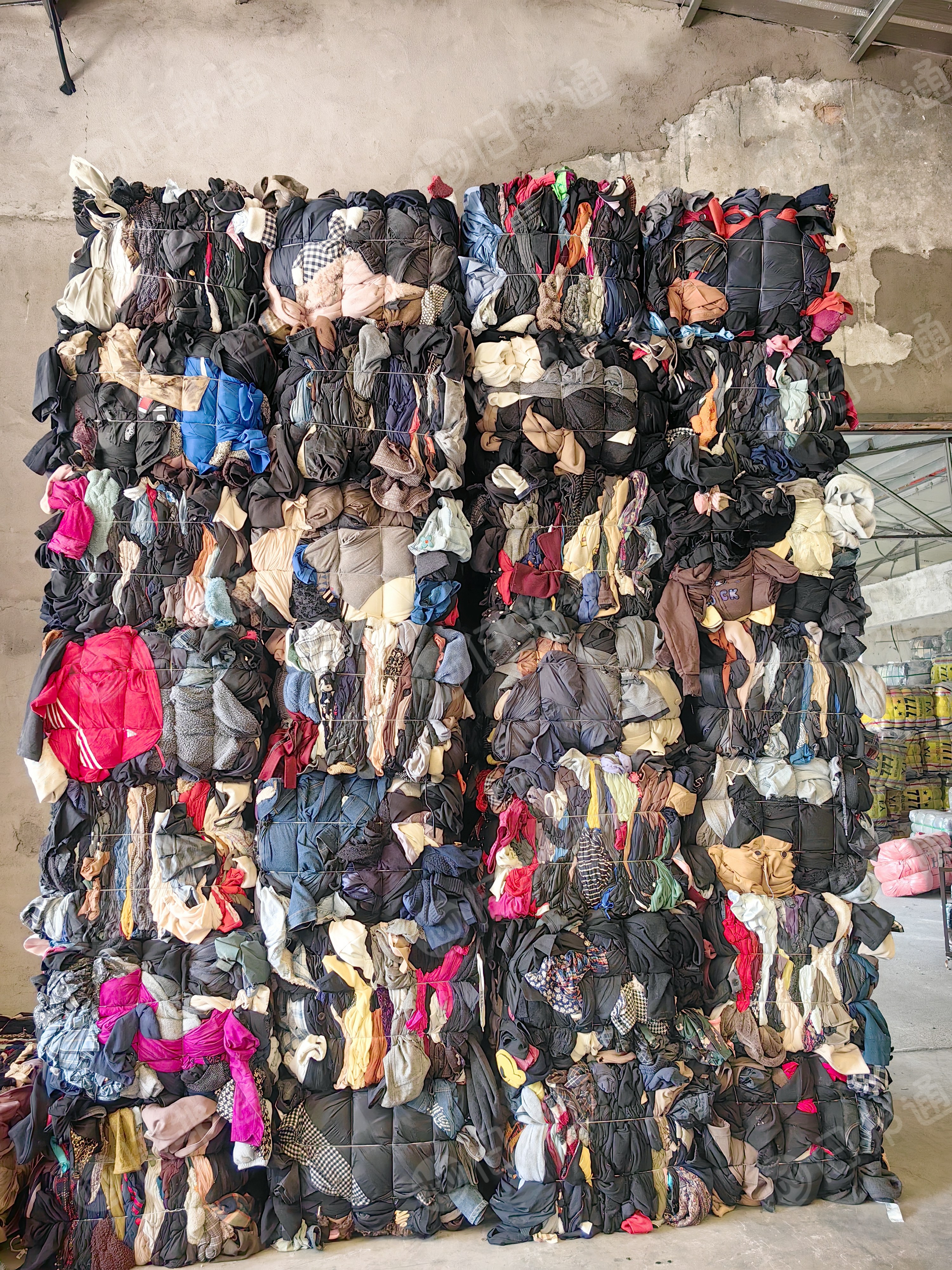 长期大量出售旧衣服黑料，垃圾鞋包，下脚料，燃烧料，月供1000多吨，厂在浙江宁波