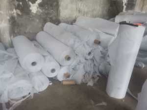 长期出售无纺布卷材，无纺布，克重六七十，现货十吨左右，可用来做包装，现货十吨左右