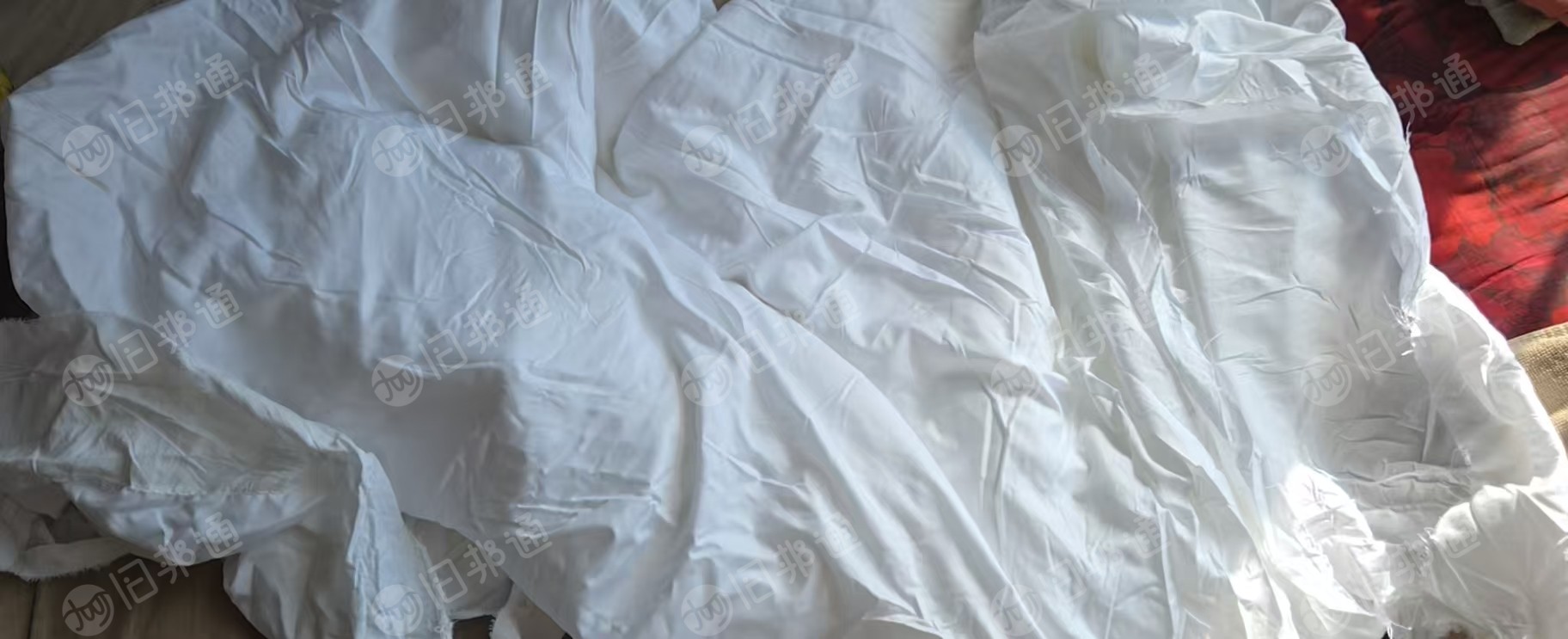 长期出售磨毛厂下来的涤纶白色大块布，布条，现货5吨左右，货在山东潍坊。