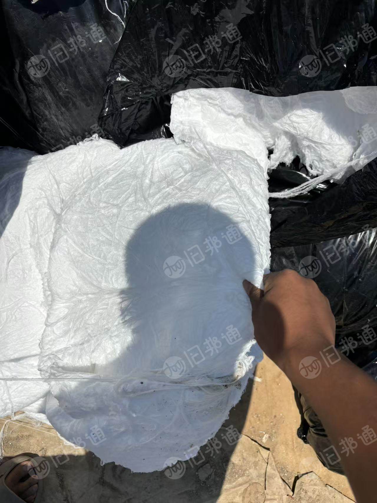 长期出售汽车配件下来的尼龙布,现货5吨,货在山东省烟台市。