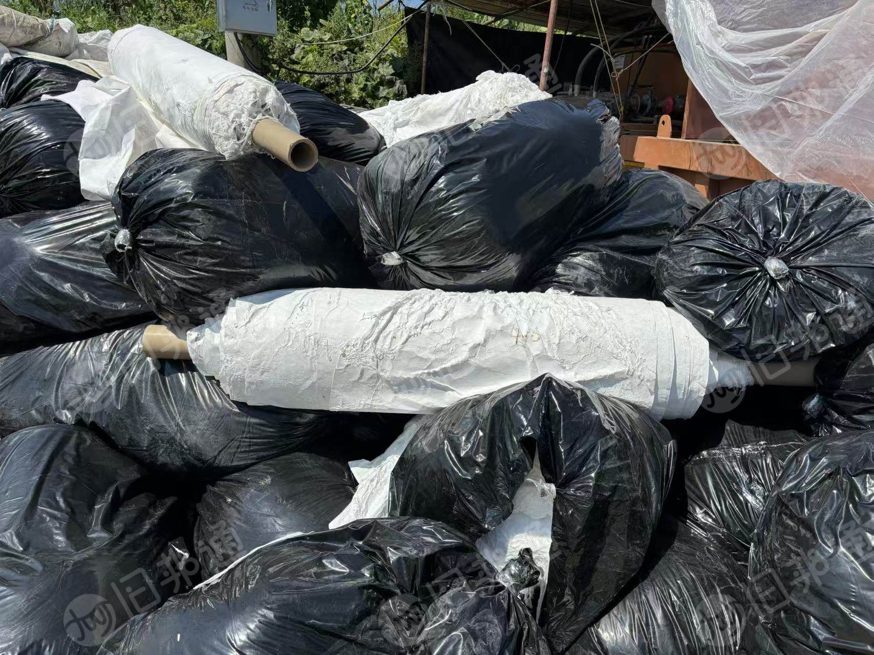 长期出售汽车配件下来的尼龙布,现货5吨,货在山东省烟台市。