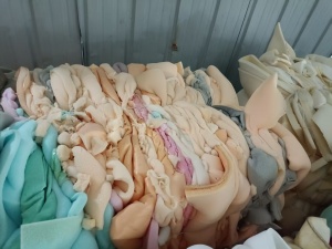 长期出售家具厂下来的海绵边角料，废海绵，带皮的占10%左右，现货有50多吨，货在江苏宿迁